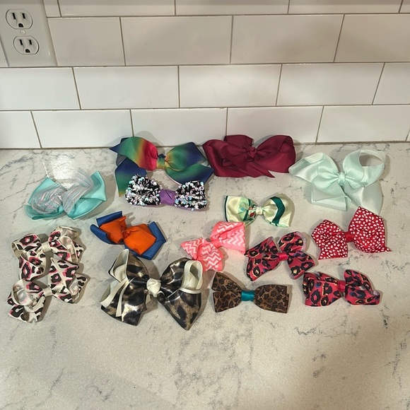 Assorted Girls Clip On Bows - Picture 1 of 4